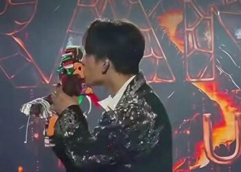 El cantante Dimash besa a Lelé