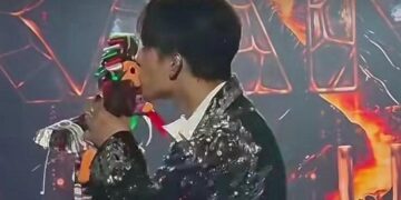 El cantante Dimash besa a Lelé