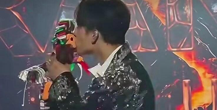 El cantante Dimash besa a Lelé