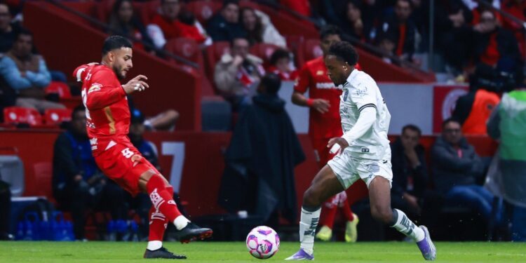 Toluca impone su dominio y golea 4-0 a Gallos Blancos en el Nemesio Díez