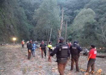 Desalojan a 120 personas en Pinal de Amoles por explosión de pipa