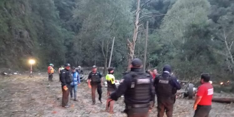 Desalojan a 120 personas en Pinal de Amoles por explosión de pipa