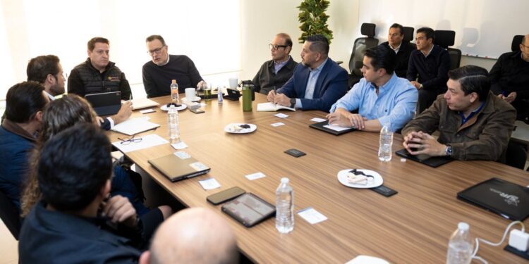 Se reúne Gobernador con responsables del proyecto del Tren México – Querétaro