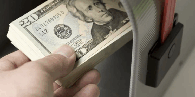 Disminuyen remesas 8.28% en agosto