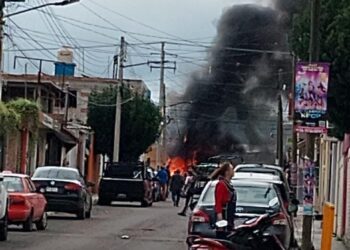 Tractocamión impacta vehículos y domicilio en la colonia México; se registra incendio