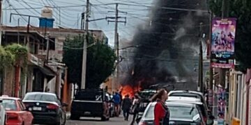 Tractocamión impacta vehículos y domicilio en la colonia México; se registra incendio
