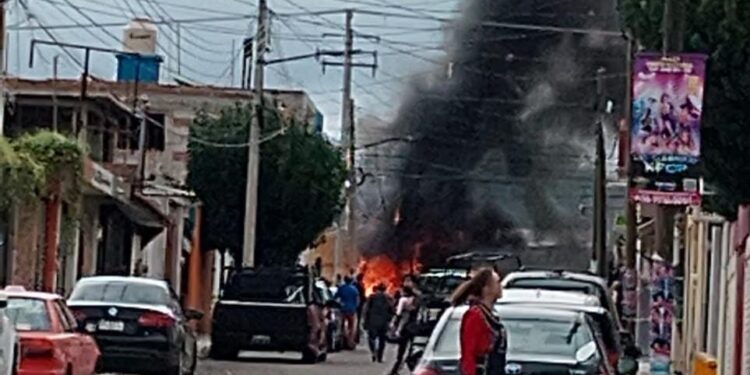 Tractocamión impacta vehículos y domicilio en la colonia México; se registra incendio