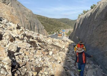 Gobierno del Estado atiende derrumbe en la Carretera Estatal 100, a la altura de Bernal