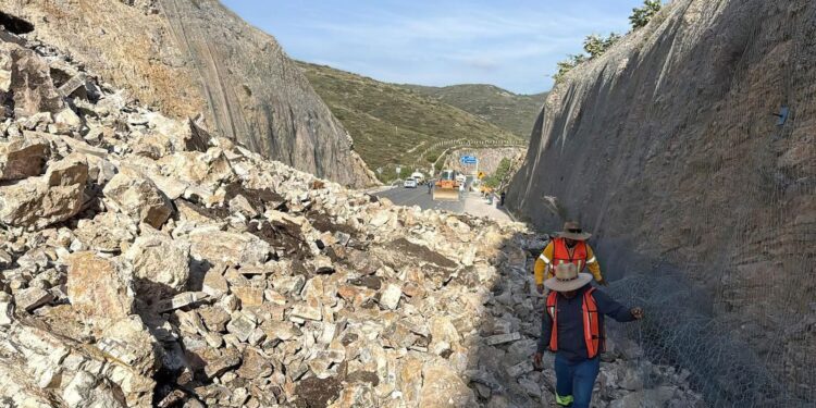 Gobierno del Estado atiende derrumbe en la Carretera Estatal 100, a la altura de Bernal