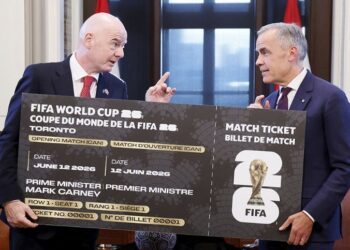 Toma Cadillac nota de pedidos de Checo en el simulador