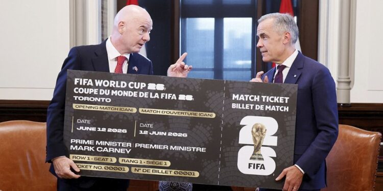 Toma Cadillac nota de pedidos de Checo en el simulador