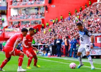 Toma Cadillac nota de pedidos de Checo en el simulador