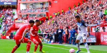 Toma Cadillac nota de pedidos de Checo en el simulador