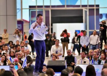 Agradece Mauricio ayuda de Claudia