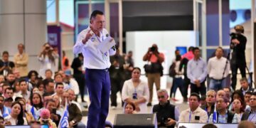 Agradece Mauricio ayuda de Claudia