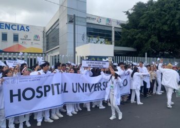 Estudiantes de Medicina UAQ marchan por la conservación del antiguo Hospital General