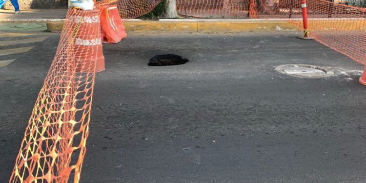 Cierre parcial en avenida Universidad por aparición de socavón