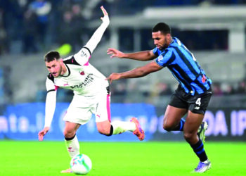 Santi Gimenez sale lesionado en empate del Milan