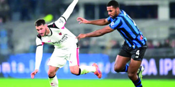 Santi Gimenez sale lesionado en empate del Milan