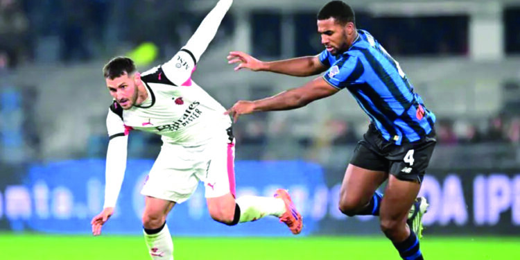 Santi Gimenez sale lesionado en empate del Milan