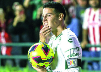 Santi Gimenez sale lesionado en empate del Milan