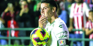 Santi Gimenez sale lesionado en empate del Milan