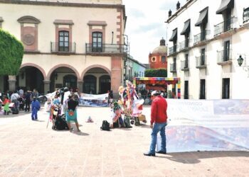 Exigen ambulantes permisos en plazas