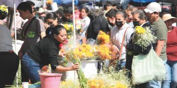 Exigen ambulantes permisos en plazas
