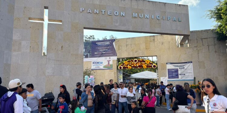 Más de 206 mil personas visitaron los ocho panteones del Municipio de Querétaro