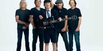 Guillermo Del Toro apapacha a fans en la alfombra de Frankenstein en CDMX