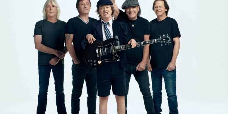 Guillermo Del Toro apapacha a fans en la alfombra de Frankenstein en CDMX