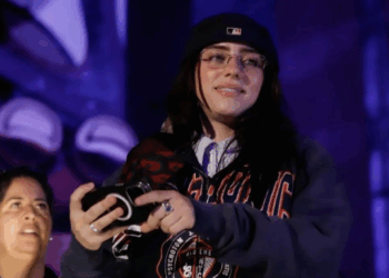 Si eres multimillonario, dona tu dinero: Billie Eilish