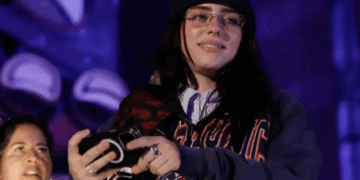 Si eres multimillonario, dona tu dinero: Billie Eilish