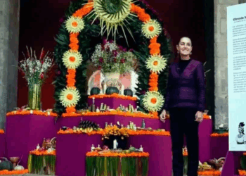 Dedica Sheinbaum ofrenda en Palacio a mujeres indígenas