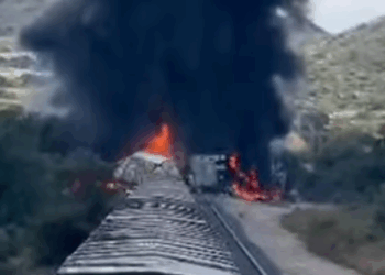Tren que transportaba alcohol etílico descarrila y explota en Tepetitlán, Hidalgo