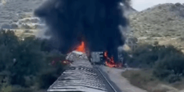 Tren que transportaba alcohol etílico descarrila y explota en Tepetitlán, Hidalgo