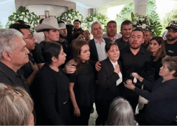 ‘¡Fuera, fuera!’, gritan a Bedolla en velorio de Manzo