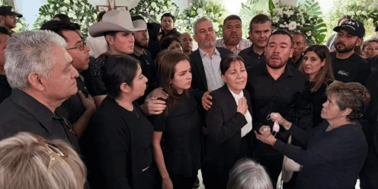 ‘¡Fuera, fuera!’, gritan a Bedolla en velorio de Manzo