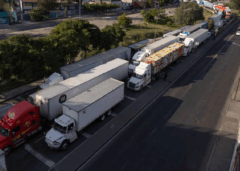 Bloquean transportistas la México-Querétaro