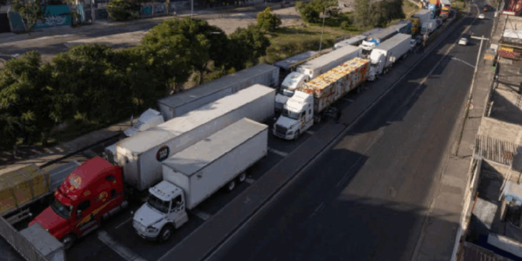 Bloquean transportistas la México-Querétaro