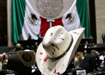 Honra Cámara a Manzo; llevan sombreros ‘ensangrentados’