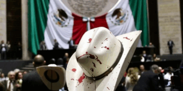 Honra Cámara a Manzo; llevan sombreros ‘ensangrentados’