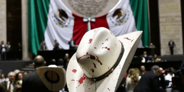 Honra Cámara a Manzo; llevan sombreros ‘ensangrentados’