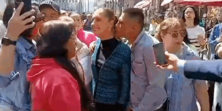 Acosa hombre a Sheinbaum cuando caminaba en Centro Histórico 