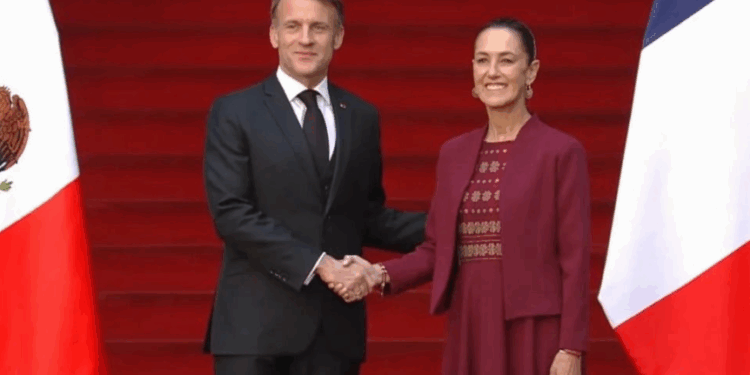 Se reúnen Sheinbaum y Macron en Palacio Nacional