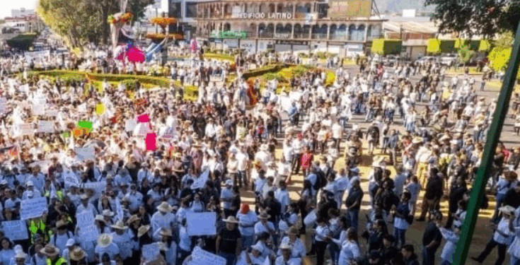 ‘¡Fuera Bedolla! ¡Justicia para Manzo!’, claman en Uruapan