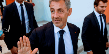 Sarkozy sale en libertad condicional tras pasar 20 días en la cárcel