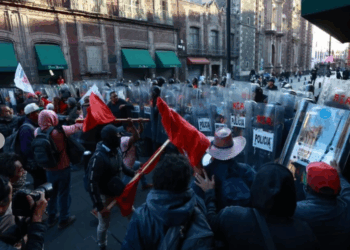 Se concentra CNTE en Zócalo para manifestación en Palacio