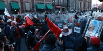 Se concentra CNTE en Zócalo para manifestación en Palacio