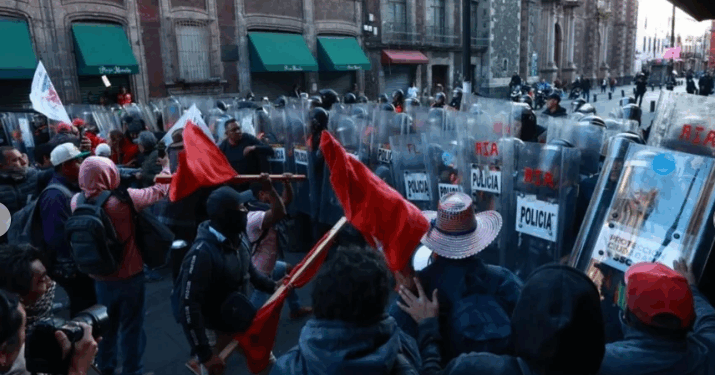 Se concentra CNTE en Zócalo para manifestación en Palacio